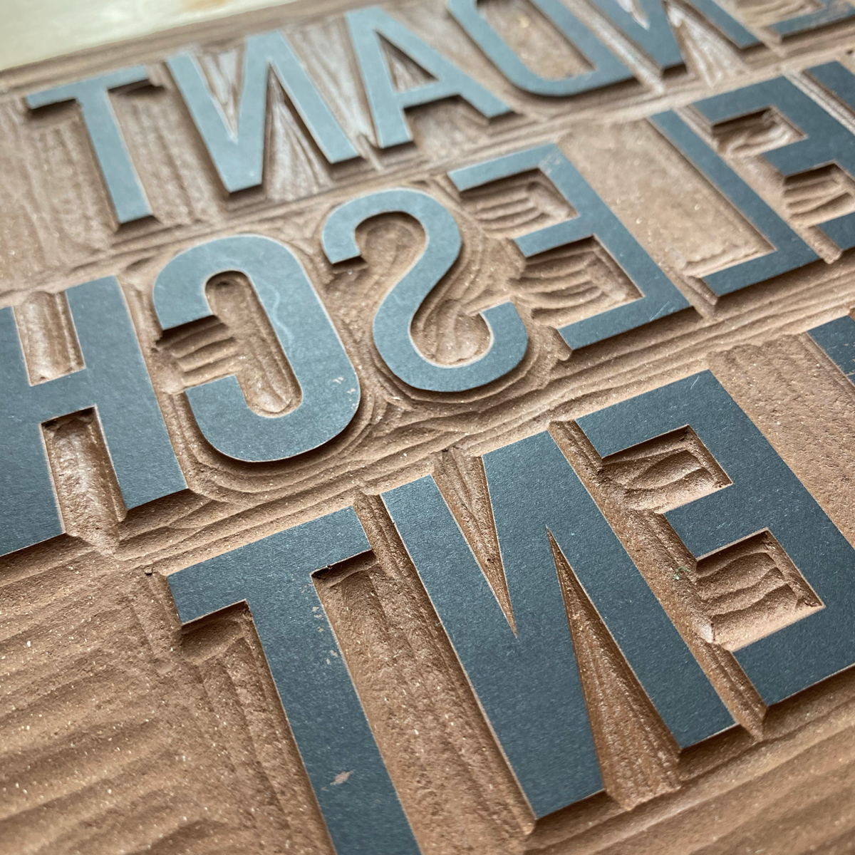 Détail d'une plaque de linoléum gravée.