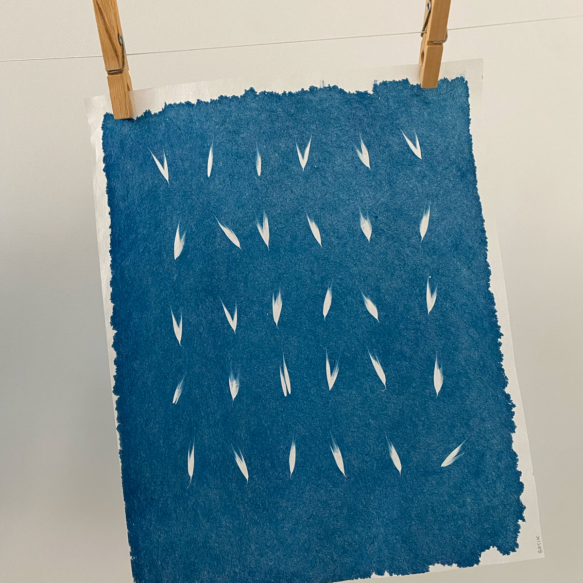Séchage d'un cyanotype pendant un atelier artistique